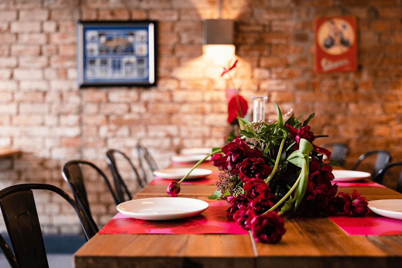 48h Pizza e Gnocchi Bar table and flowers